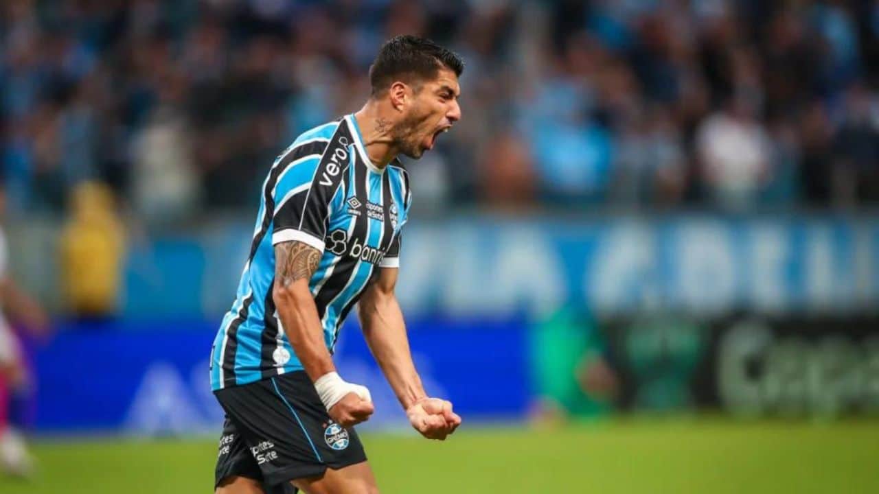 Suárez comemorando Grêmio