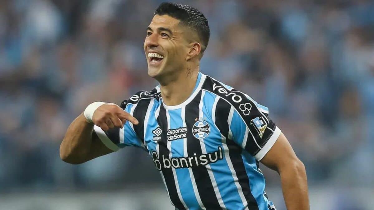 Suárez comemorando Grêmio