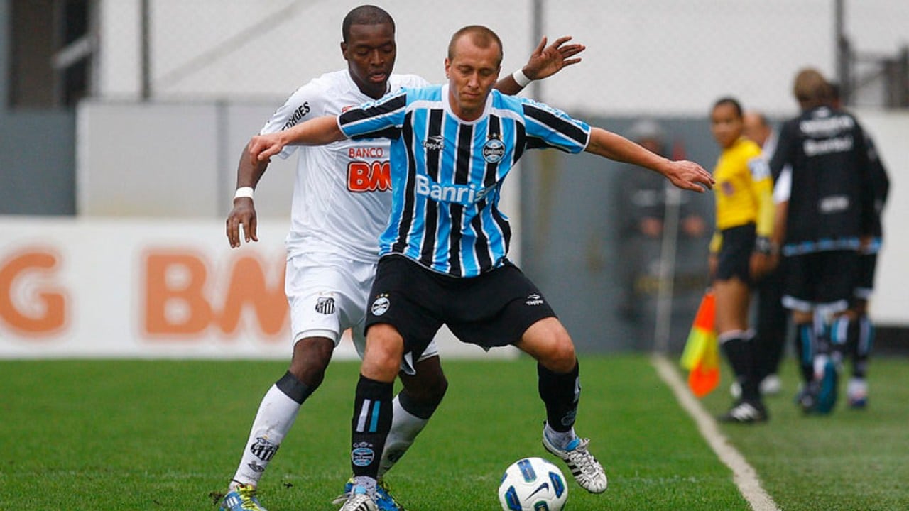 portaldogremista.com.br em 2011 escudero resolveu a parada em vitoria historica do gremio sobre o santos gremio santos 2011