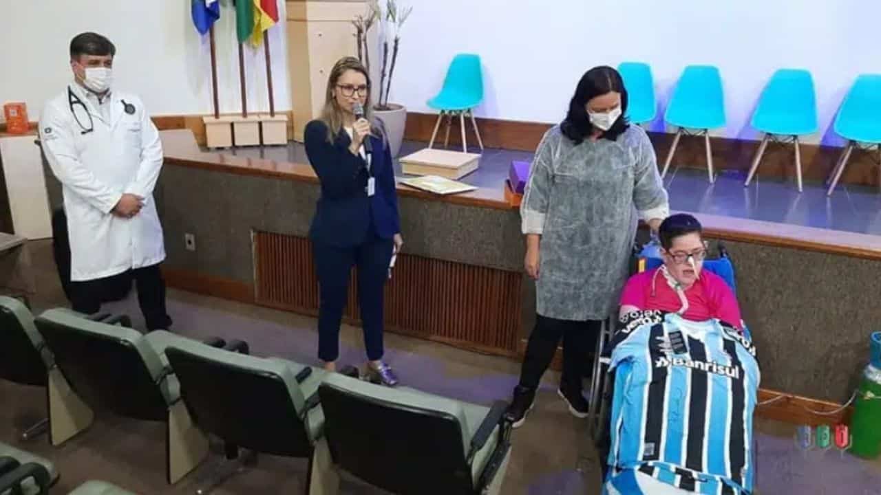 Torcedor do Grêmio recebe camisas autografadas