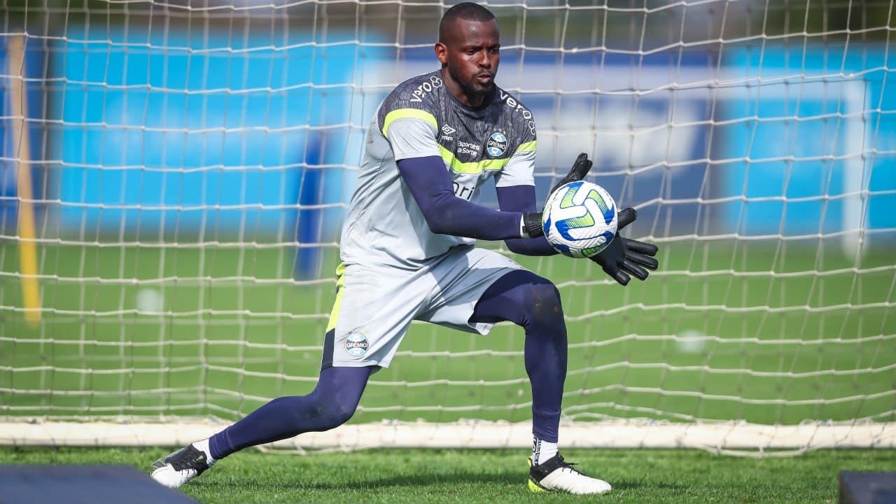 Renato foi aquecer os goleiros do Grêmio durante o treino