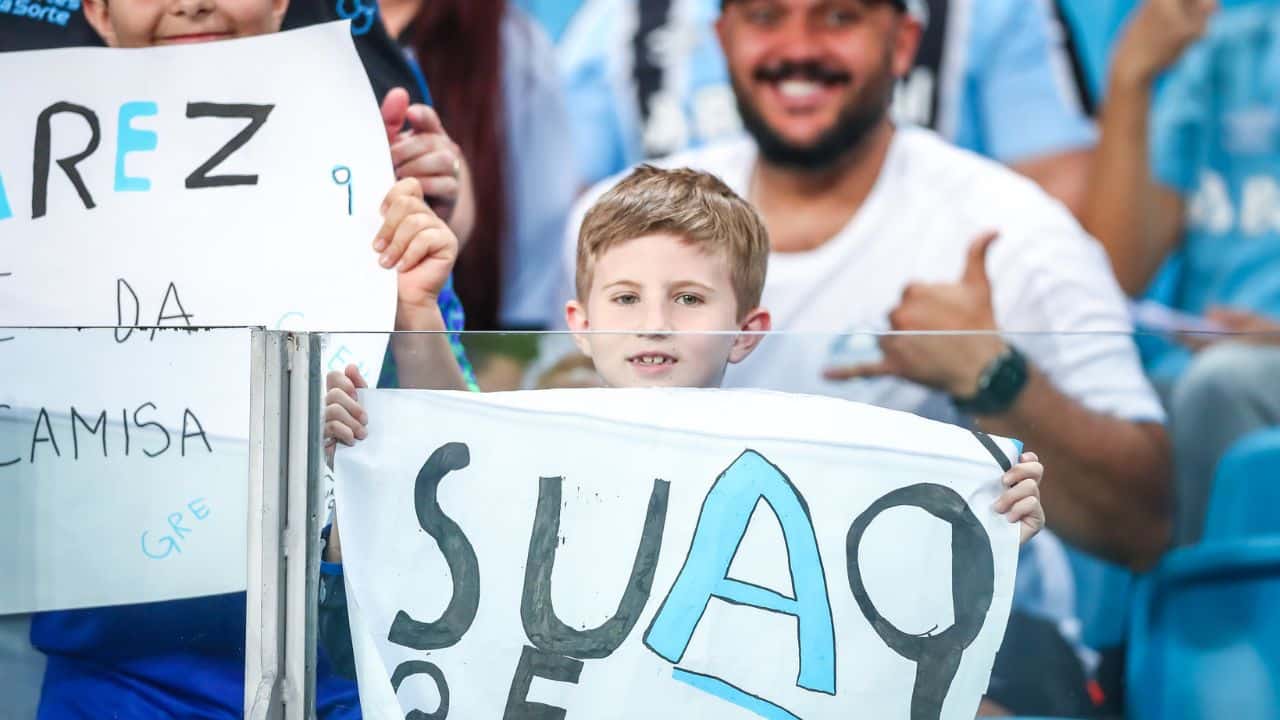 Torcida do Grêmio movimenta para campanha #ficaSuárez