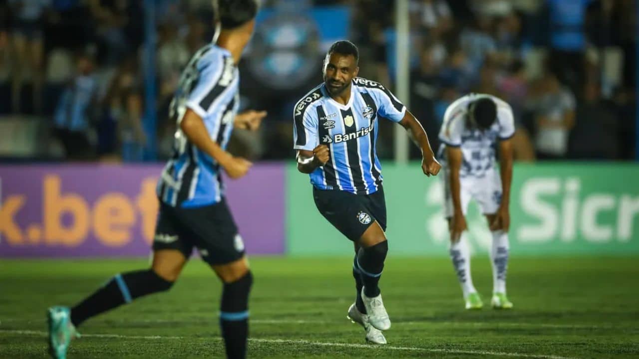 Comparação entre jogadores do Grêmio viraliza no twitter