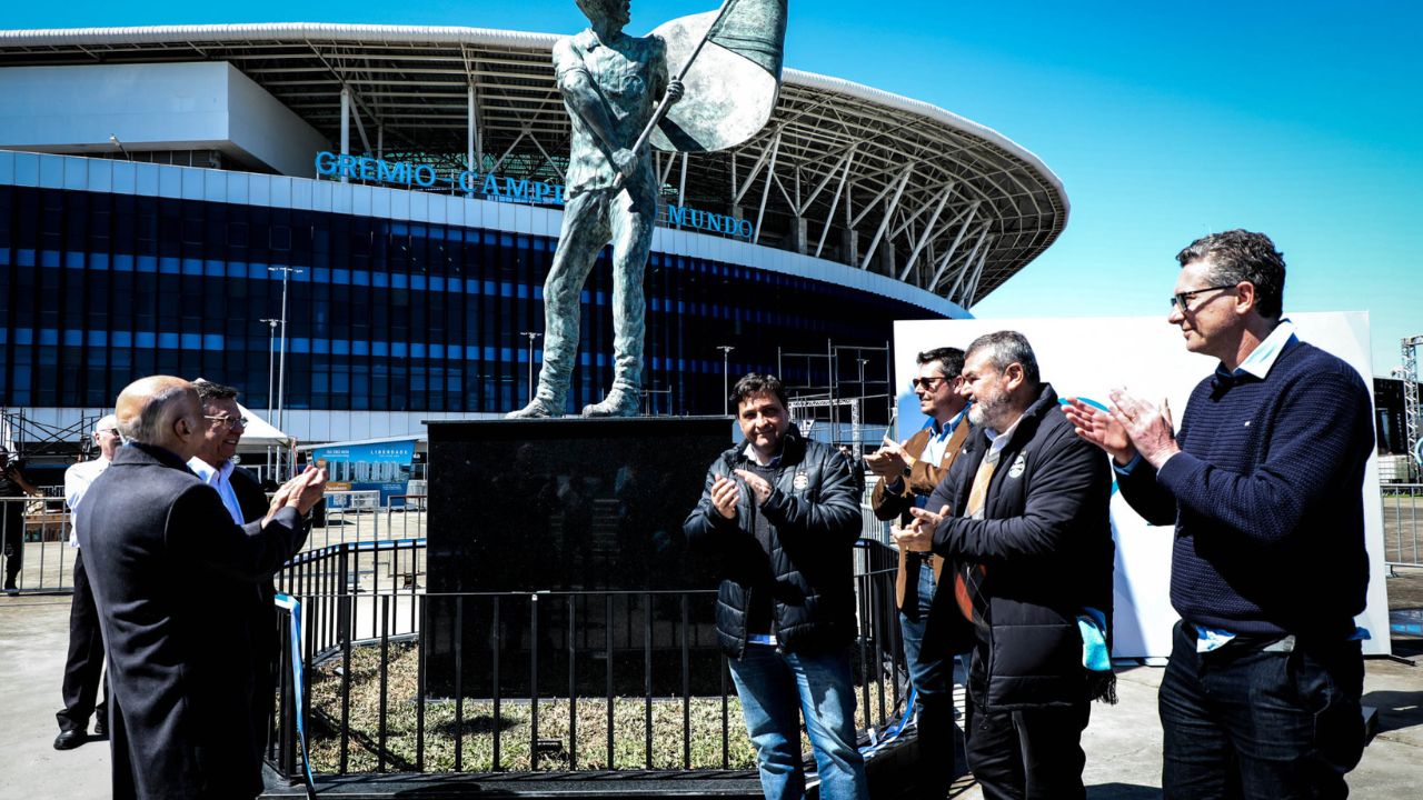 estátua do torcedor grêmio