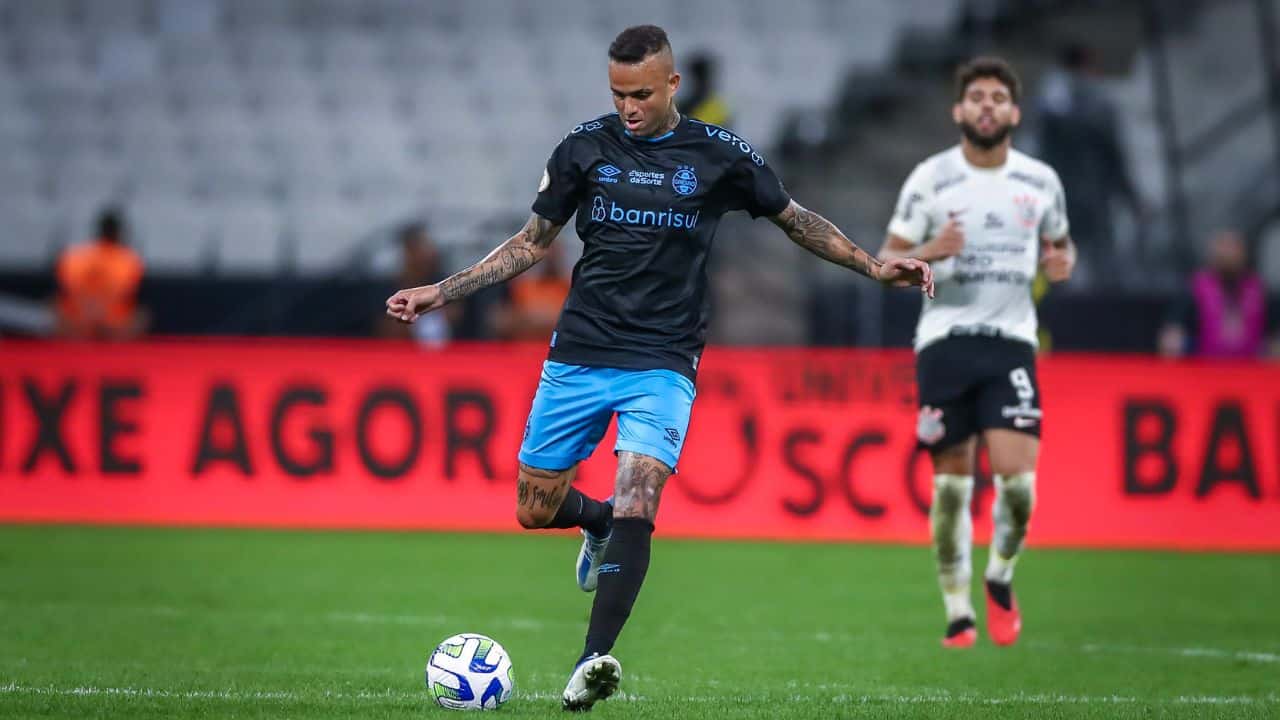 Luan fala em tom de despedida e exalta classificação do Grêmio