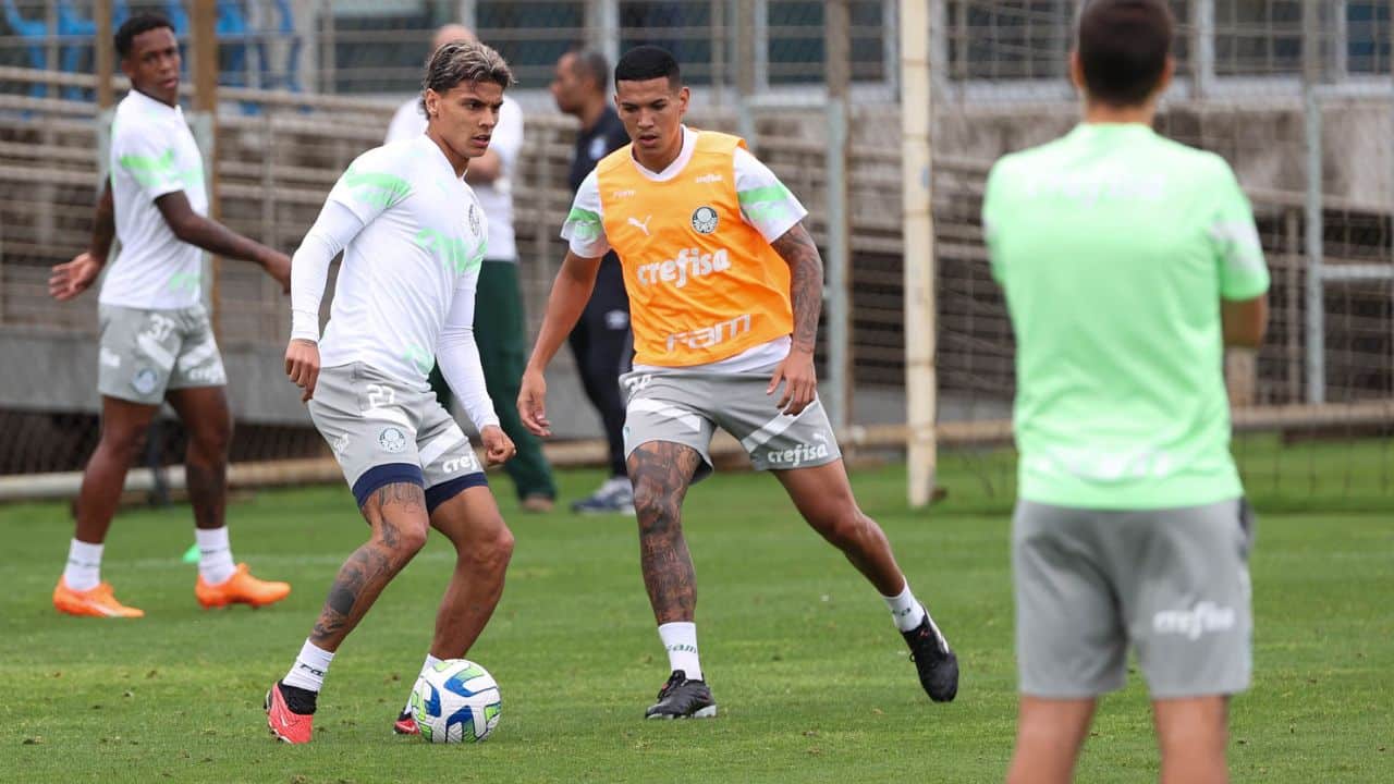 Palmeiras treina no CT do Grêmio