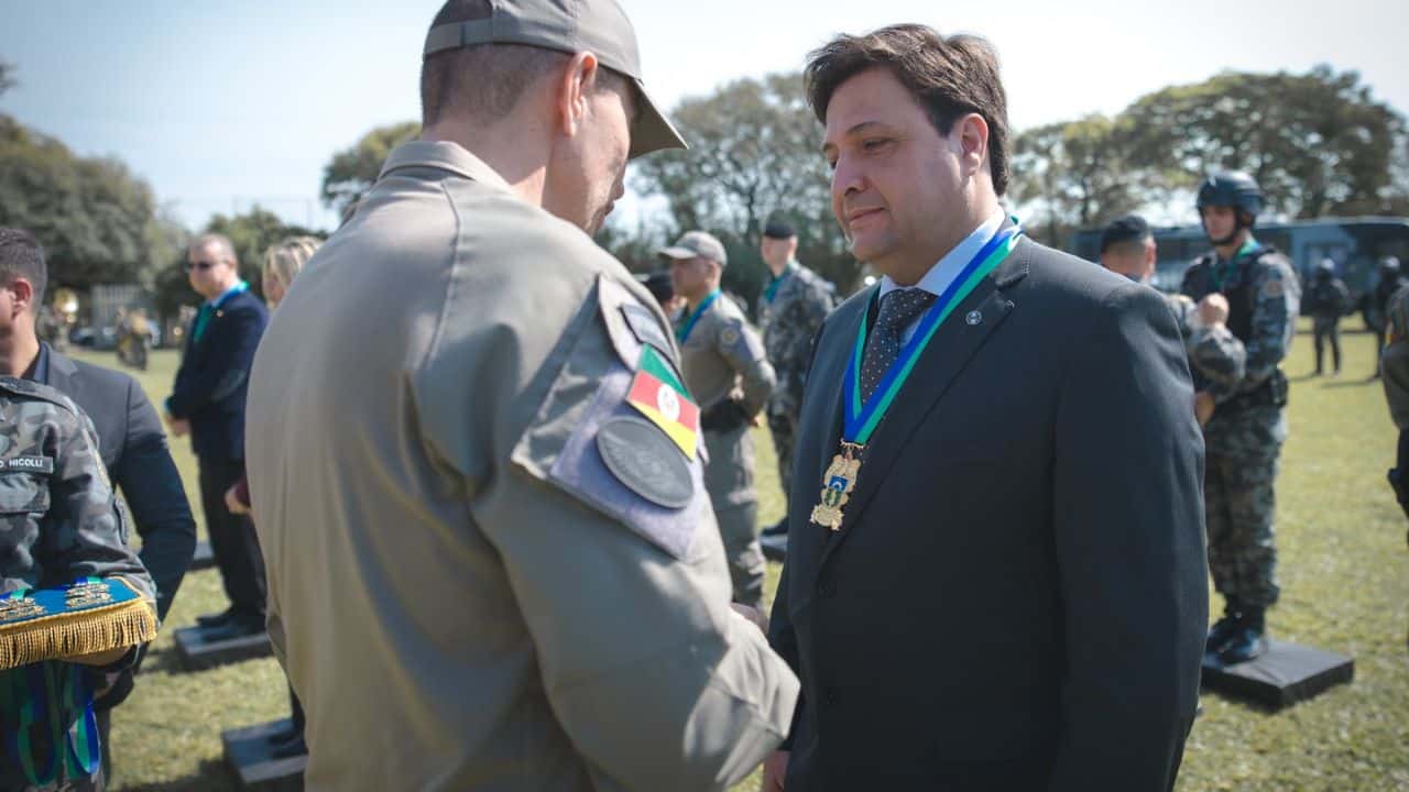 Presidente do Grêmio recebe homenagem da Polícia