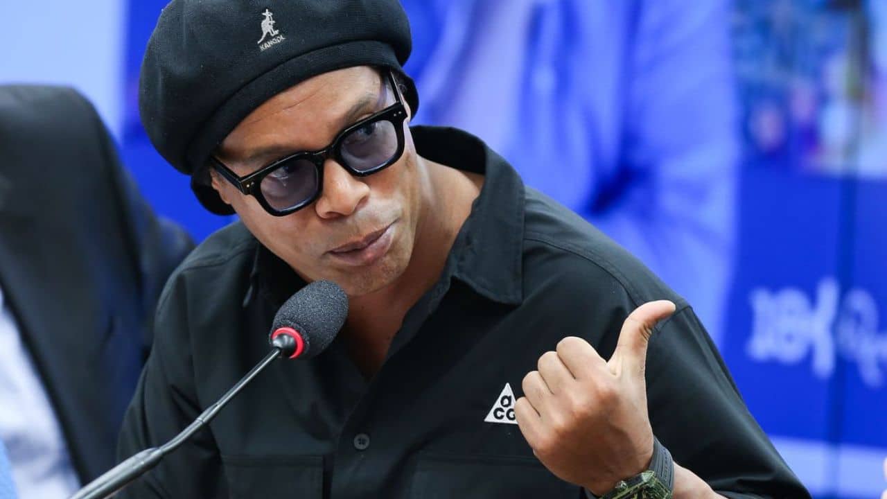 Ronaldinho Gaúcho faz golaço ABSURDO em reality show e diverte a web.