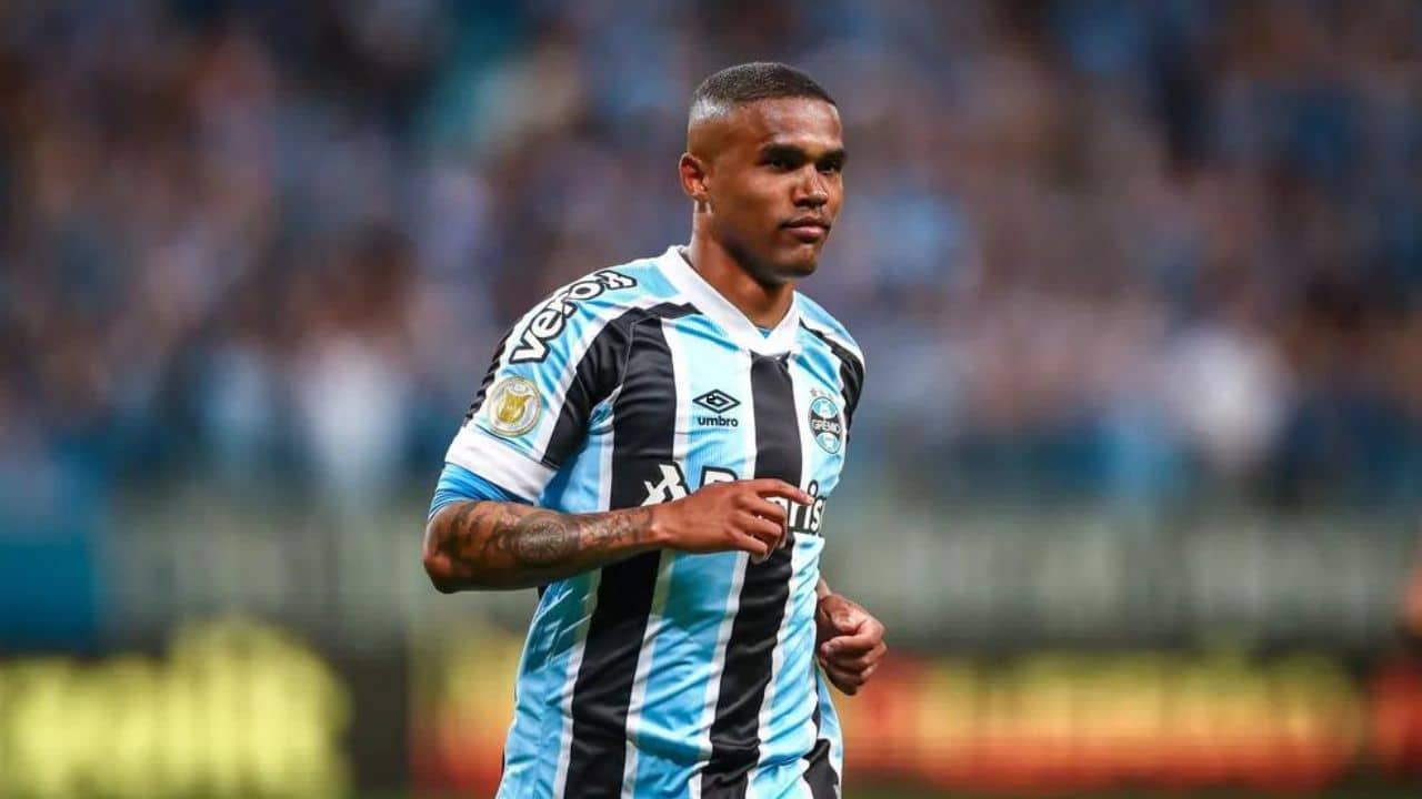 Torcida do Grêmio tem esperança em Douglas Costa