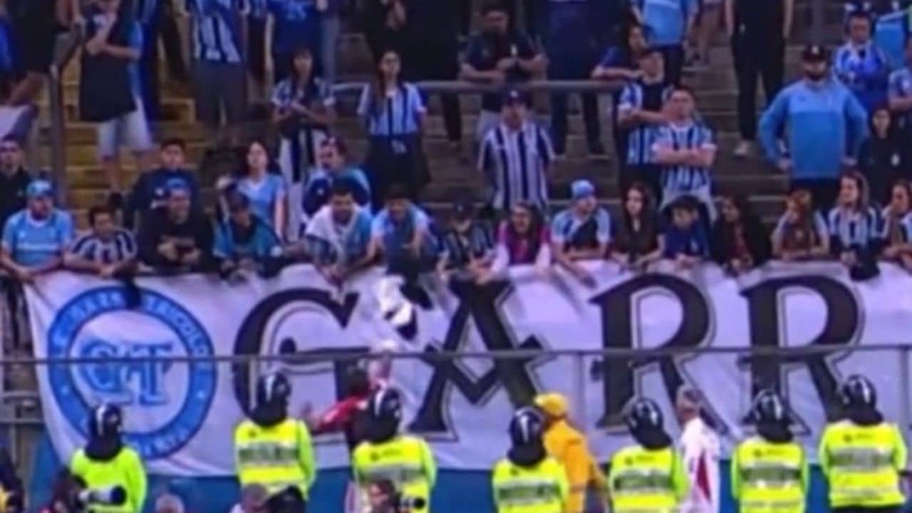 Gabigol surpreende - e dá presente - a um torcedor do Grêmio