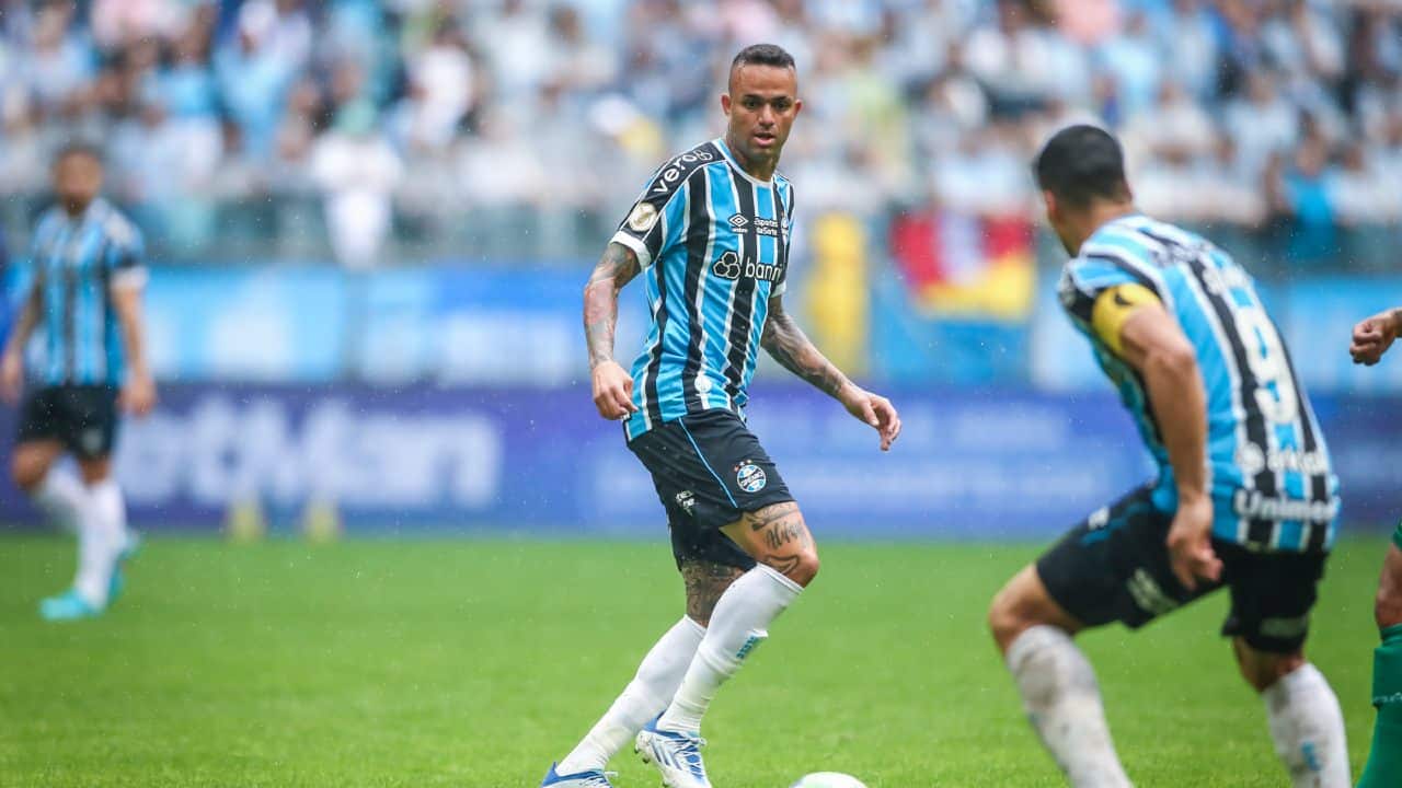 Luan fala em tom de despedida e exalta classificação do Grêmio