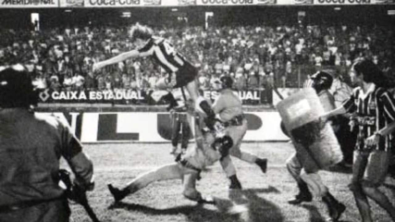 portaldogremista.com.br ha 30 anos gremio liquidou o penarol em duelo conturbado e recheado de expulsoes gremio penarol 1993 1