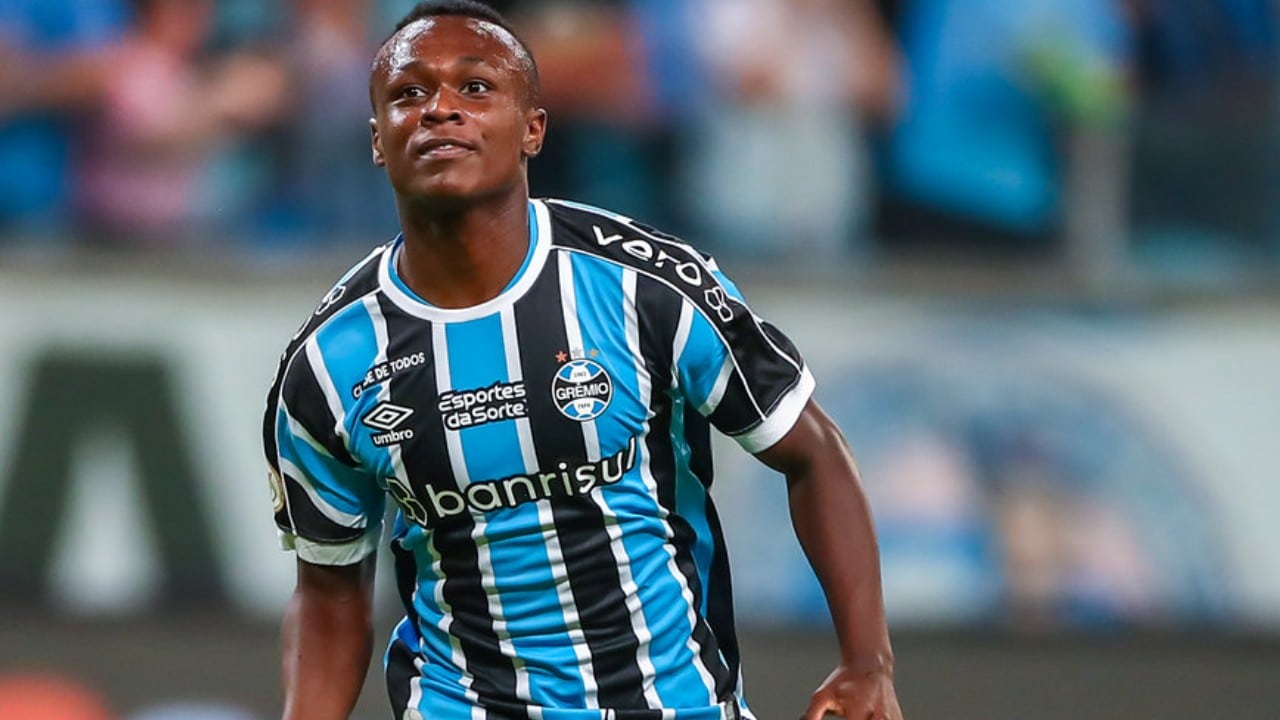 Nathan Fernandes em campo pelo Grêmio