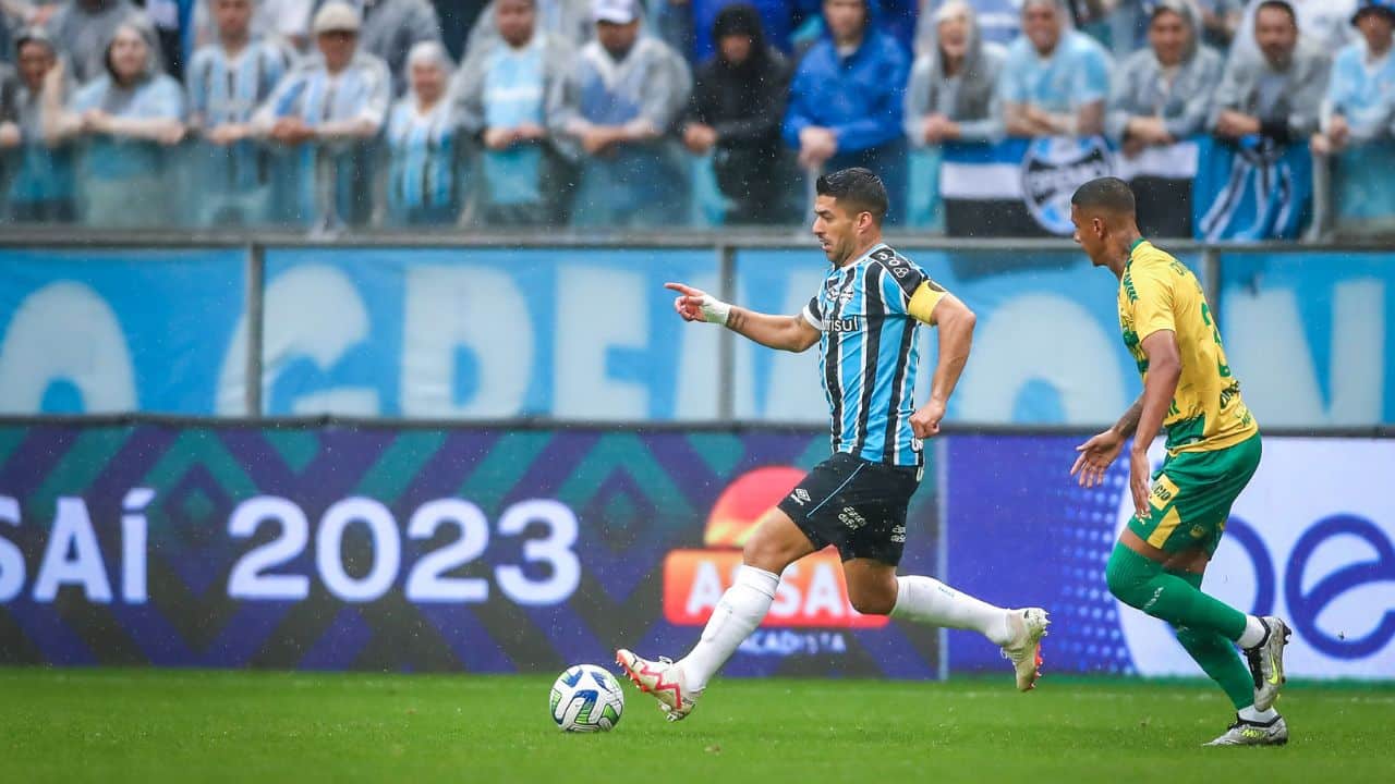 Grêmio: Suárez está na Espanha para se tornar cidadão espanhol