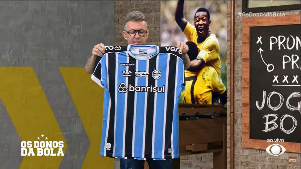 Presidente Alberto Guerra presenteia - Craque Neto - camisa do Grêmio