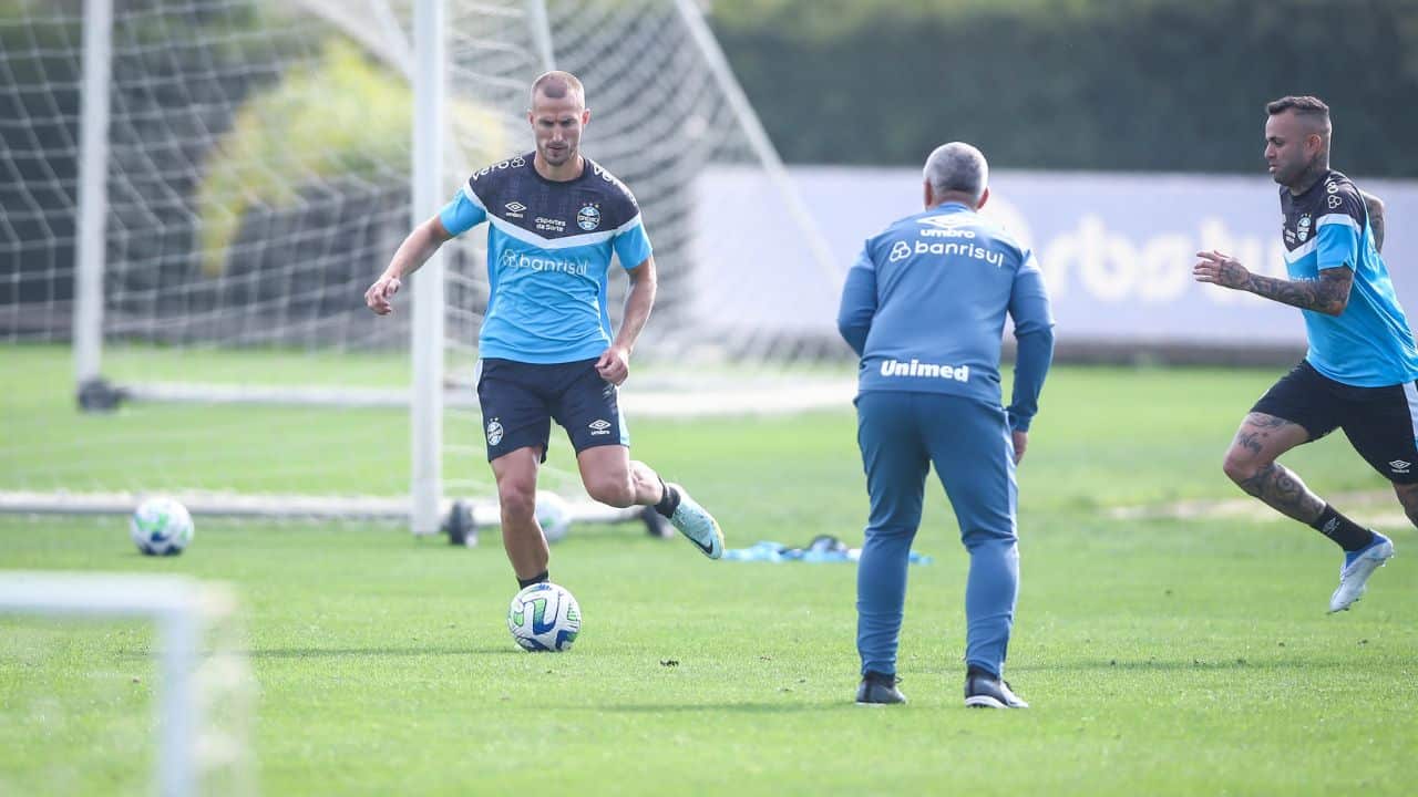 Rodrigo Ely e Cuiabano no ct do Grêmio