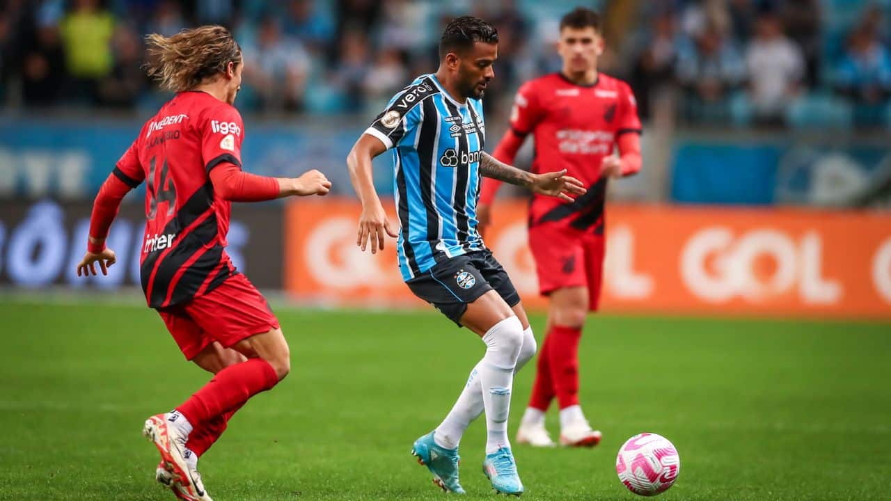 Renaldo Grêmio multa Renato cotovelada