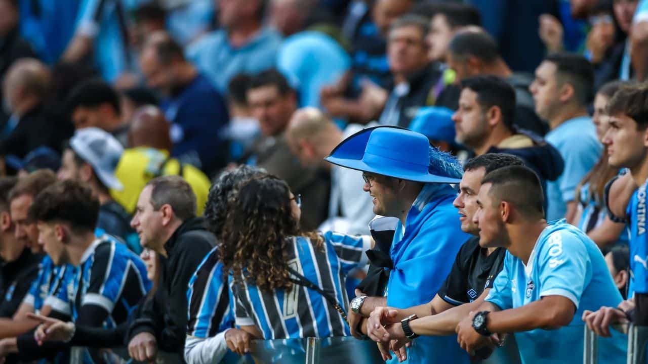 Torcida do Grêmio pede demissão de Reinaldo e Ferreira