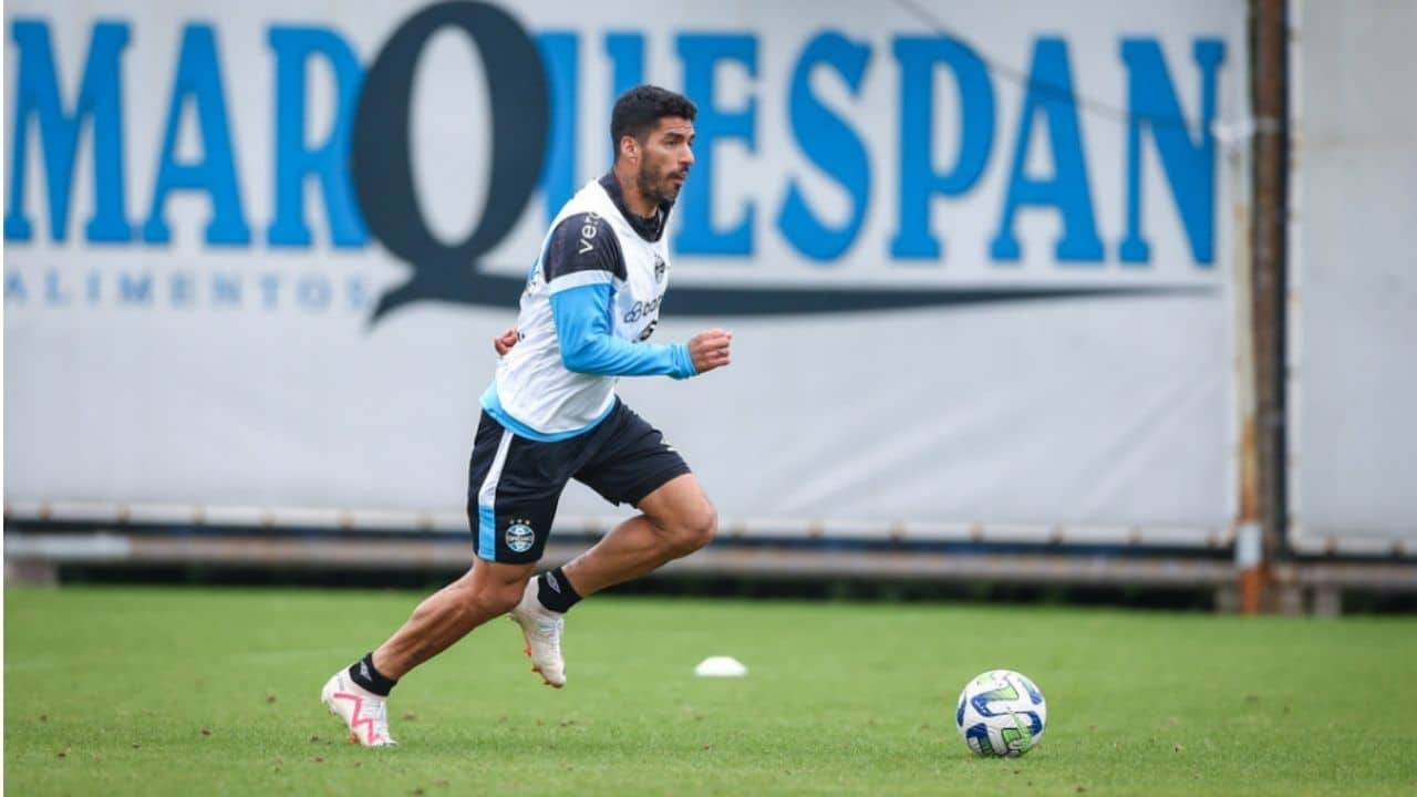 Três jogadores disputam titularidade - Grêmio - ao lado de Suárez