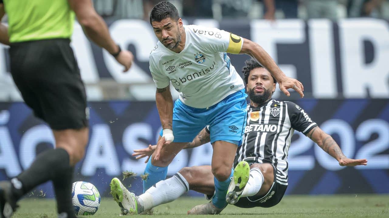 Atlético-MG domina Grêmio, vence e chega ao G4 do Brasileirão