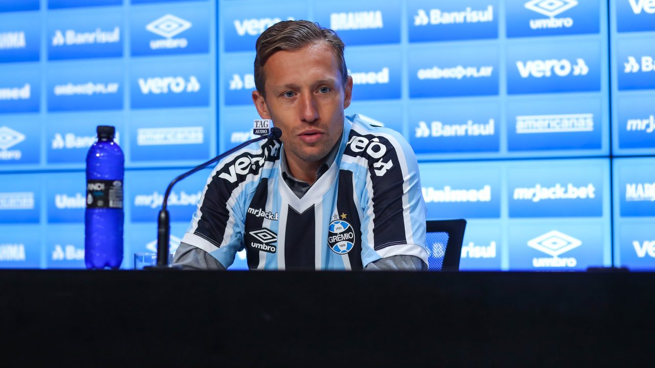 Lucas Leiva em coletiva de imprensa como jogador do Grêmio