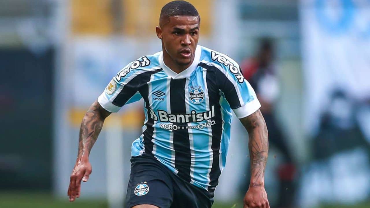 Time da Série B bate o martelo - e faz proposta por Douglas Costa - ex-Grêmio