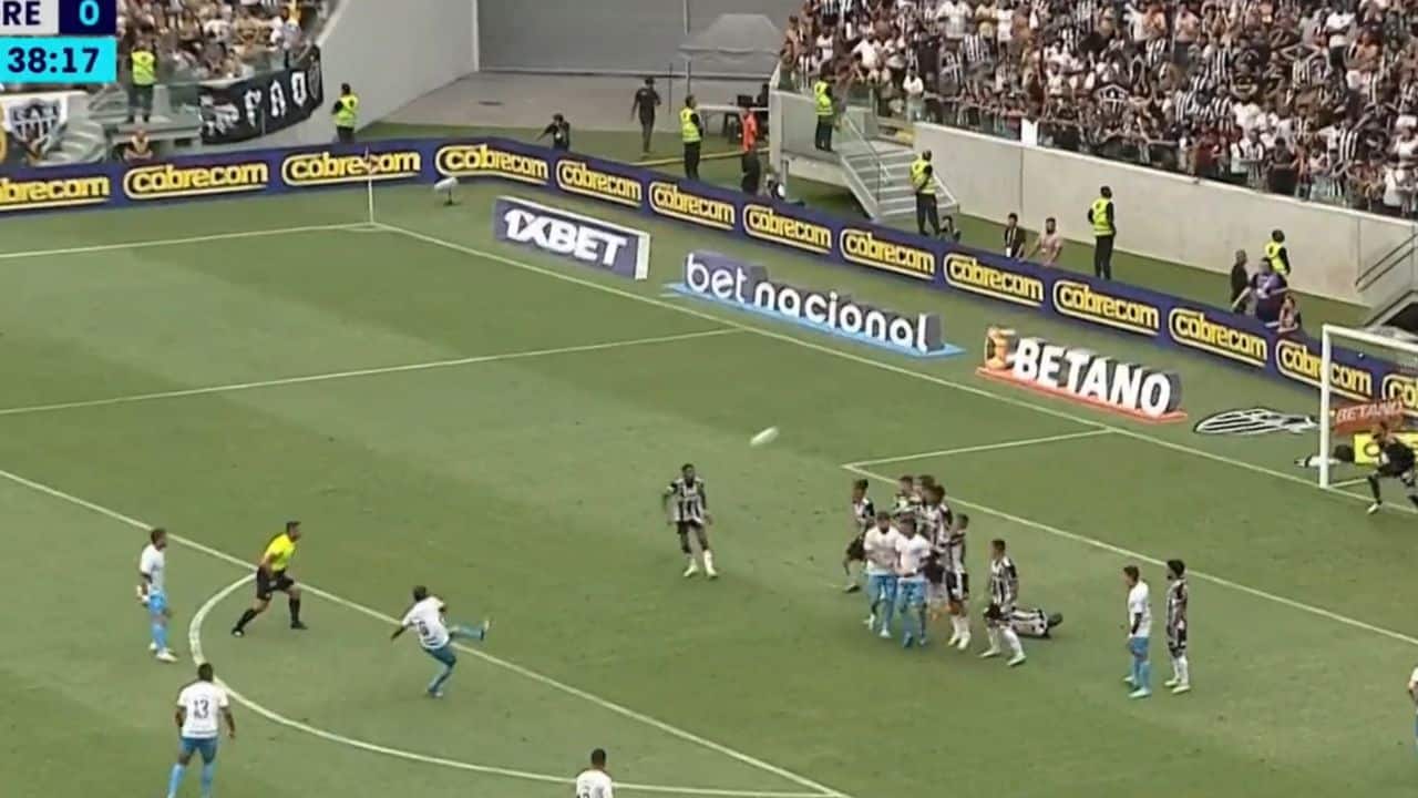 Farid - se revolta com Reinaldo em lance com - Suárez pelo Grêmio