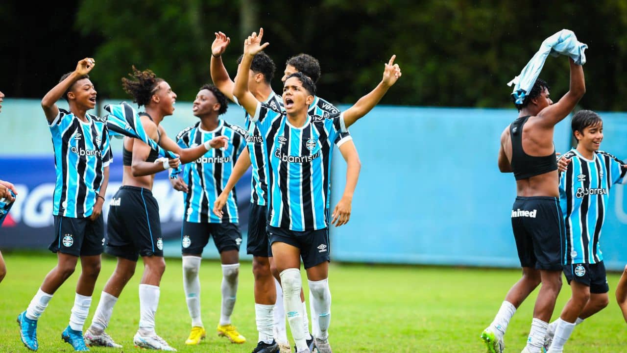 Grêmio coloca 15 jogadores a venda e tenta lucrar valores saibam quem são  eles - SouGremio