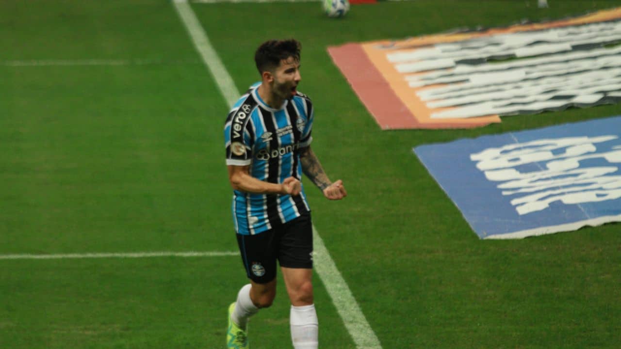 Gauchão 2025: a foto mostra o Villasanti em campo pelo Grêmio