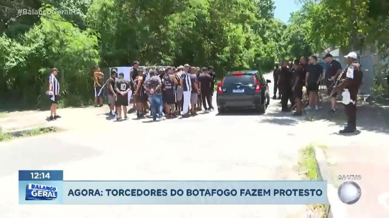 Torcedores do Botafogo - protestam no CT - antes de jogo contra o Grêmio