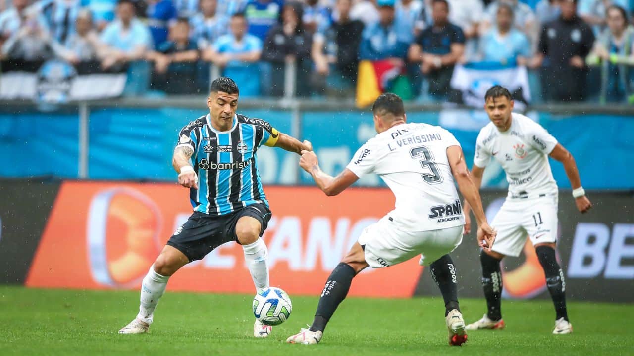 Suárez do Grêmio com a faixa 