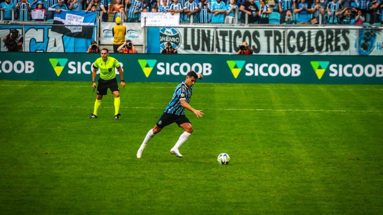 Cristaldo batendo pênalti com a camisa do Grêmio