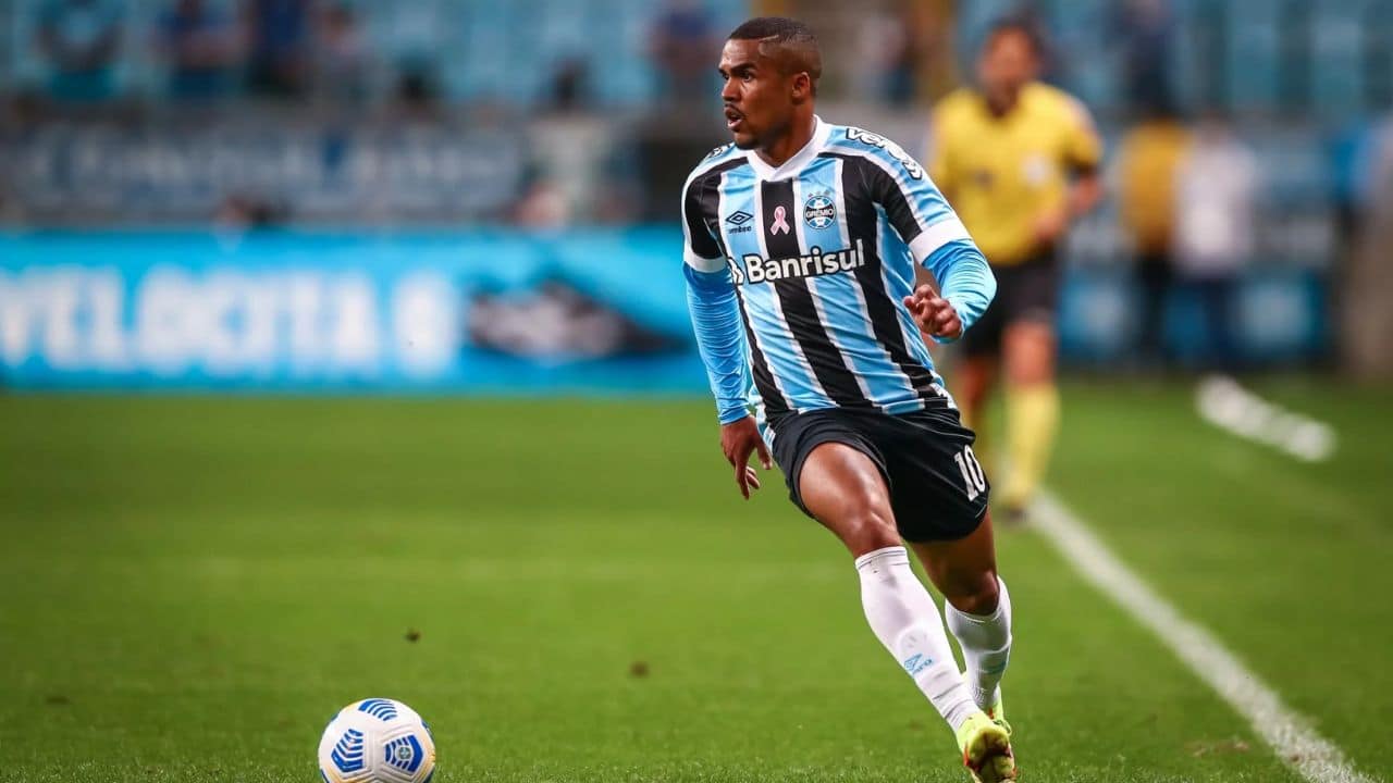 Grêmio e Flamengo - ''rasteira'' - Douglas Costa