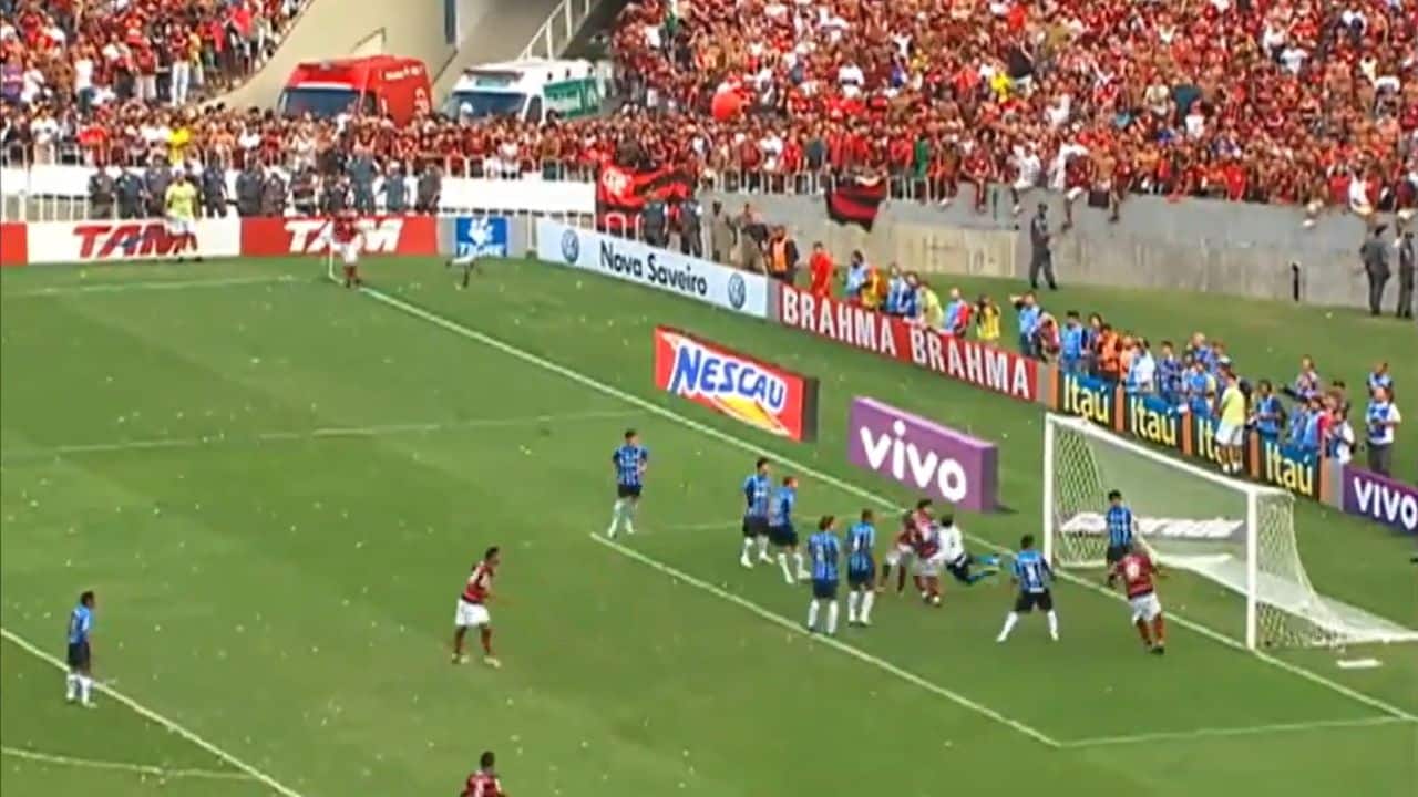Há 14 anos - colorados torciam - para o Grêmio contra o Flamengo