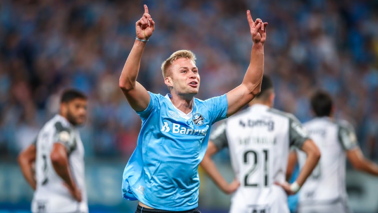 Ronald comemorando o seu primeiro gol com a camisa do Grêmio, em 2023, na Arena, contra o Atlético-MG