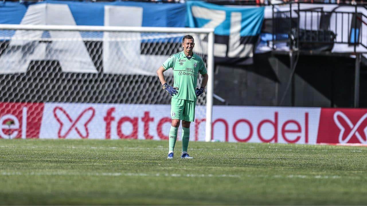 Titular do Grêmio volta a treinar normalmente e cria dúvida sobre escalação Gauchão