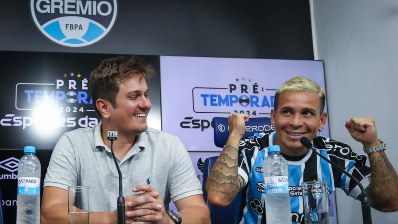 Novo camisa 7 do Grêmio - não se cala e enaltece - o clássico GreNal