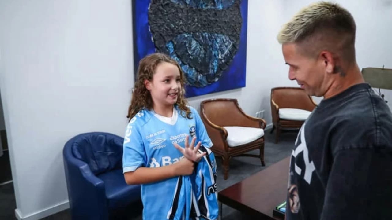 Soteldo surpreende e presenteia 'menina do cartaz' com o manto do Grêmio