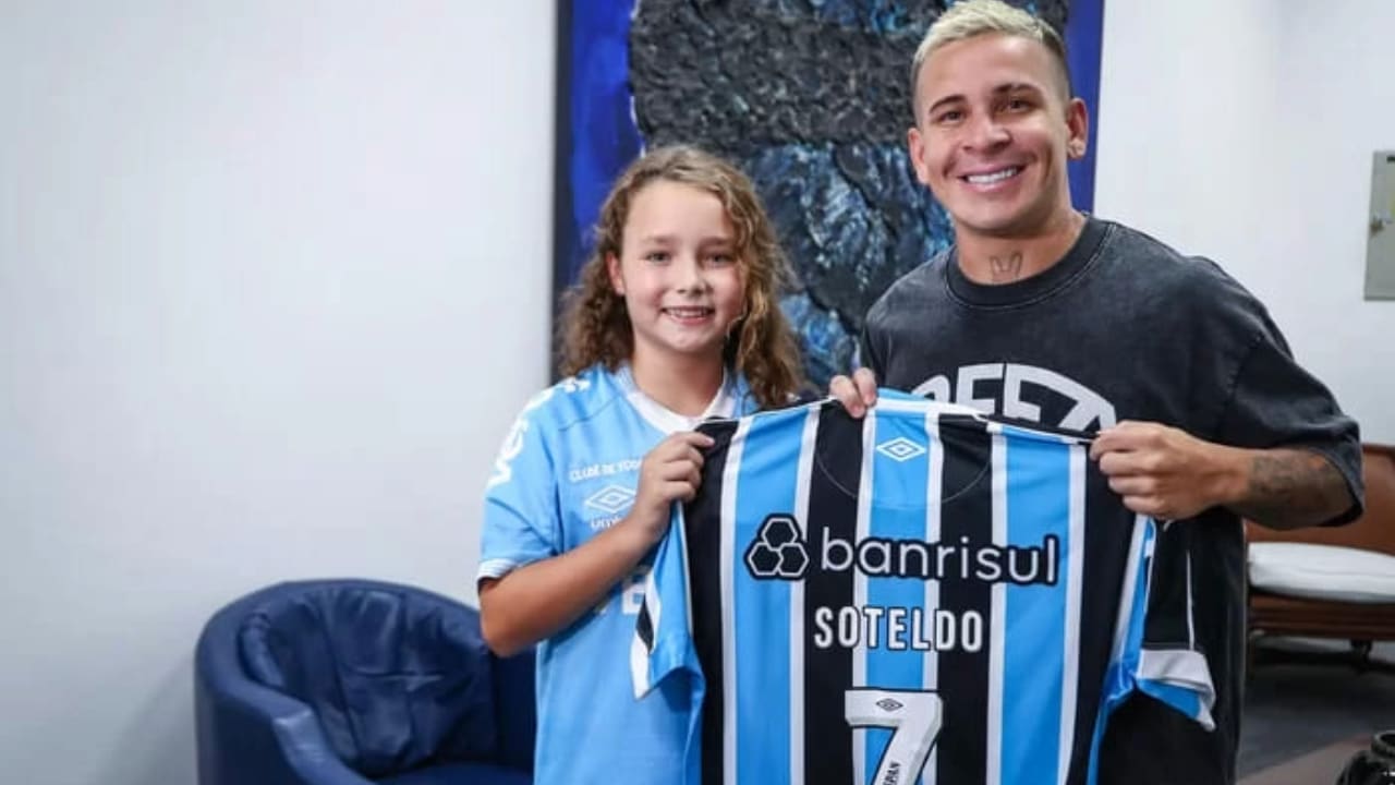 Soteldo surpreende e presenteia 'menina do cartaz' com o manto do Grêmio