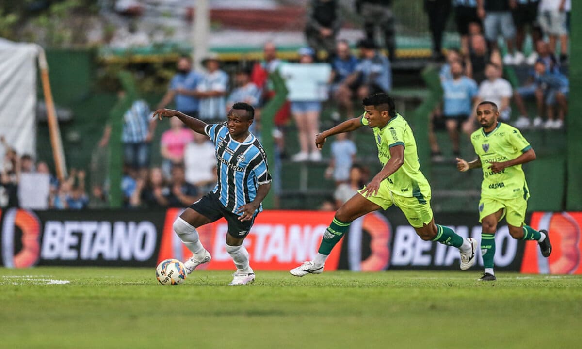 Grêmio recupera liderança no Campeonato Gaúcho 2024 com vitória como visitante.