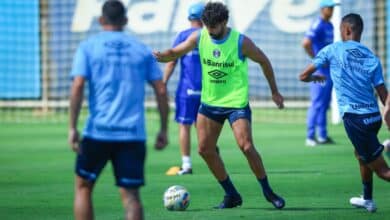 Diego Costa é flagrado fazendo gesto hilário no treino do Grêmio