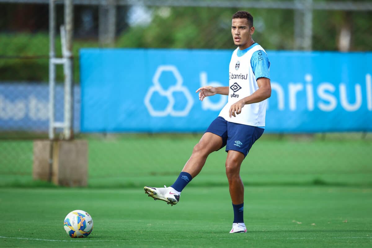 Grêmio: Gustavo Martins pronto para retorno aos gramados.