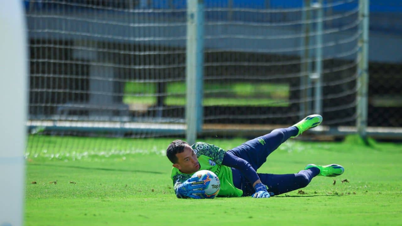 Goleiro do Grêmio fala sobre Coudet e clássico GreNal em entrevista.