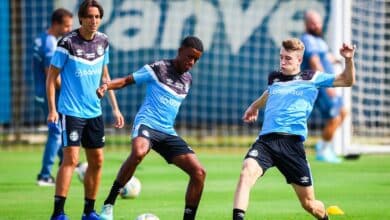 Jogadores no treino do Grêmio