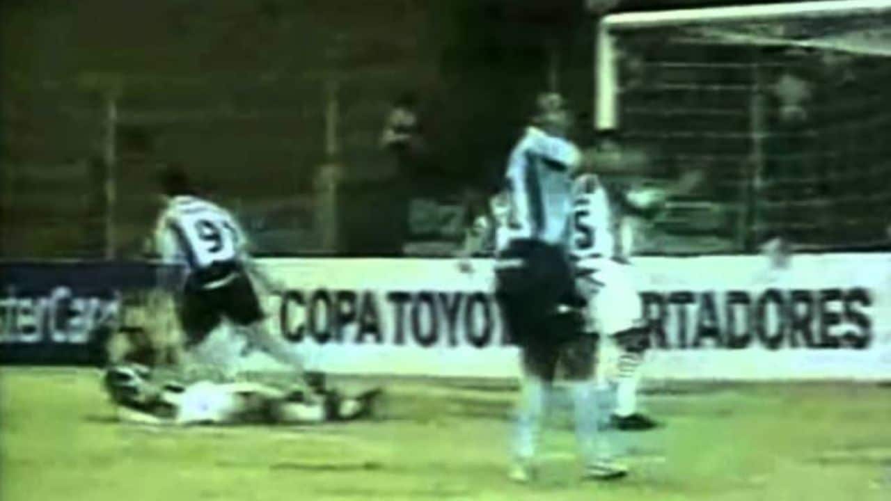 Há 22 anos, - Grêmio vencia time boliviano jogando - 'bem' longe de casa
