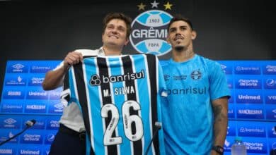Mayk é apresentado no Grêmio ao lado do vice Antônio Brum.