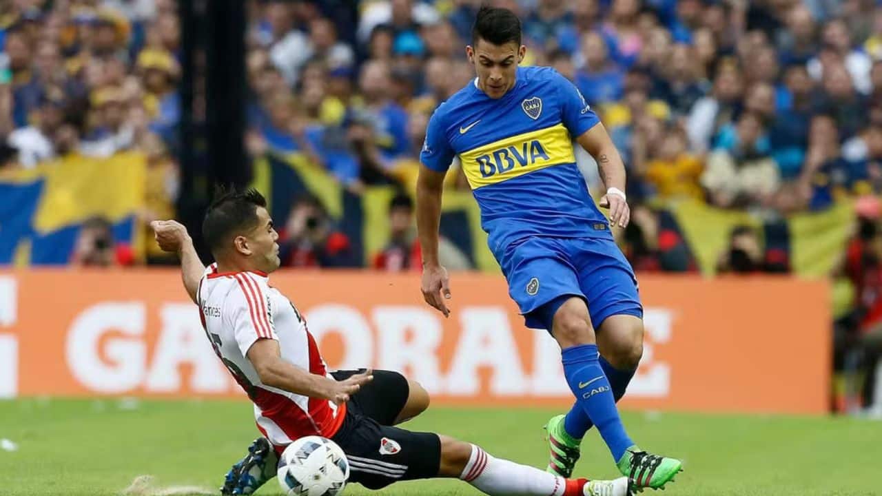 Cristian Pavón e Gabriel Mercado em duelo entre Boca Juniors e River Plate, na Bombonera em 2016.