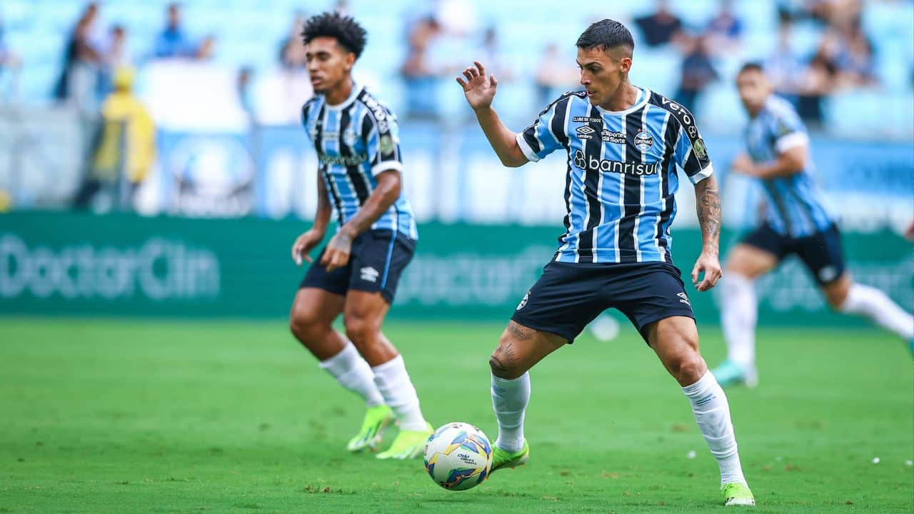 Cristian Pavón e Du Queiroz em suas estreias pelo Grêmio.