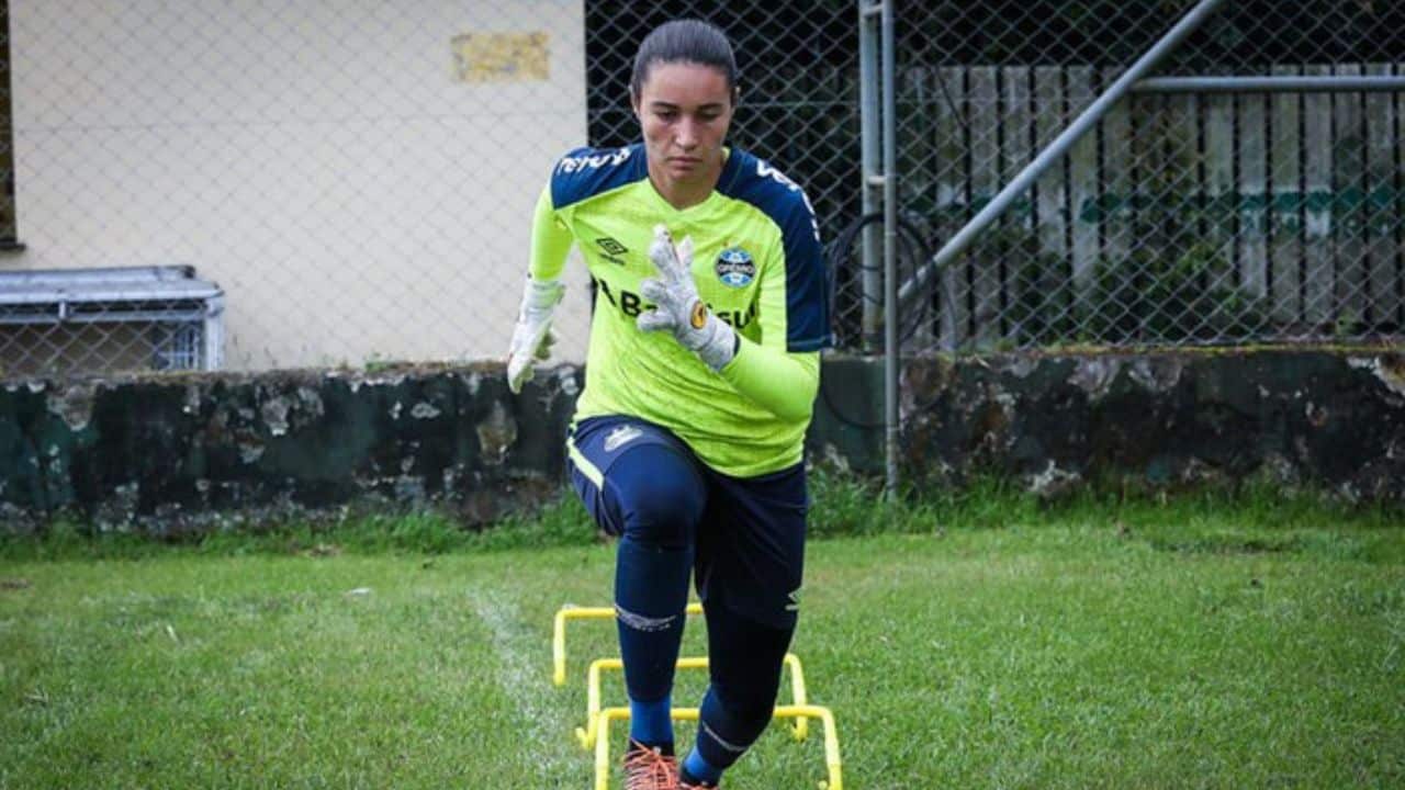 portaldogremista.com.br quase um ano fora dos gramados confira como esta a recuperacao da goleira lorena do gremio lorena gremio