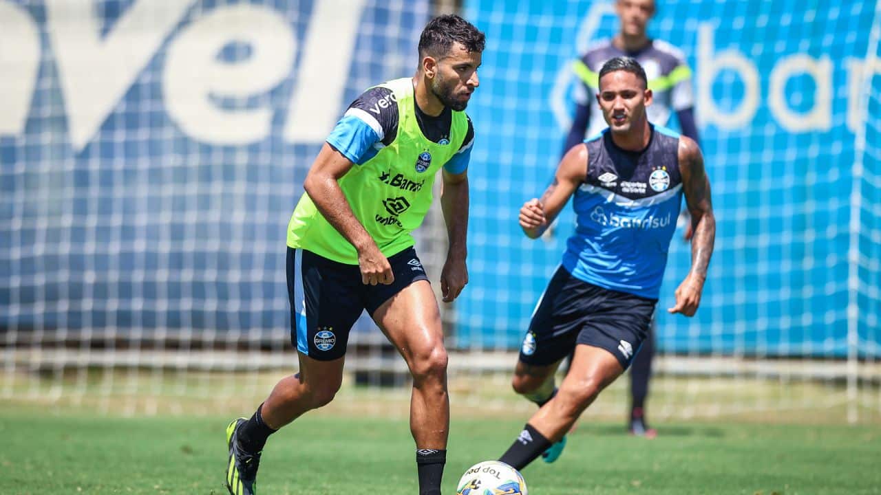 Treinamento matinal do Grêmio enfrenta calor intenso em Porto Alegre